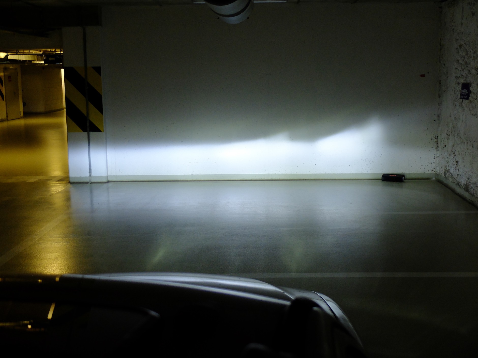 Szybki test akumulatora najlepiej przeprowadzić na ścianie w garażu