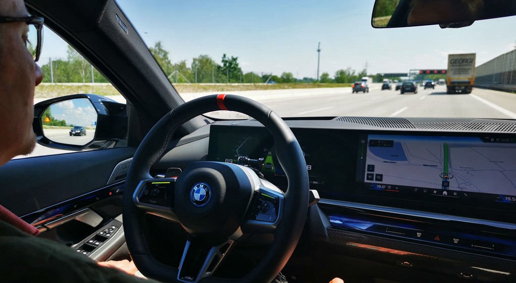 "Personal Pilot” Level 3 w BMW pozwala na przekazanie prowadzenia auta elektronice na dłuższym dystanwie