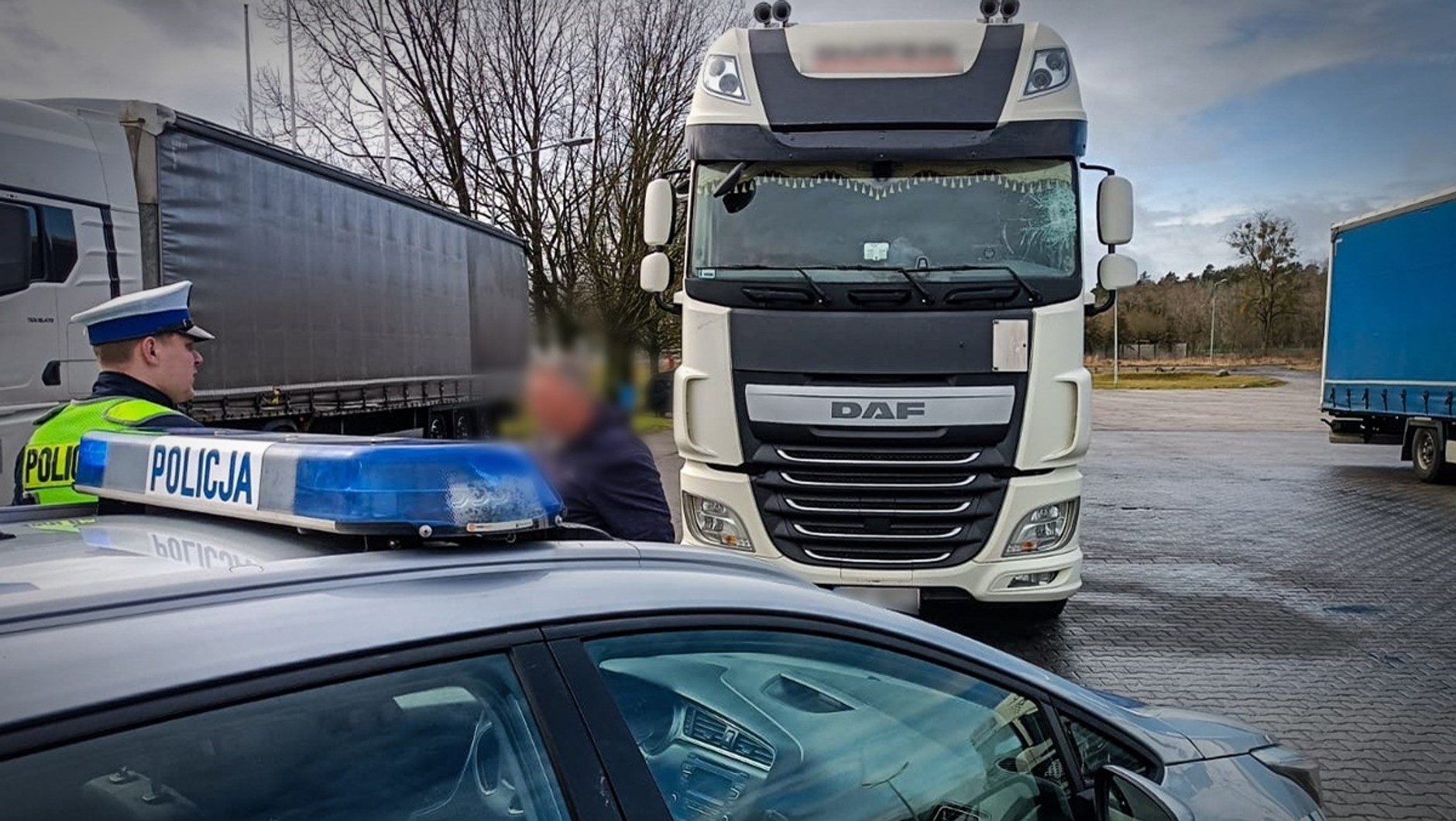 Kierowca DAF-a rozmawiający z policją