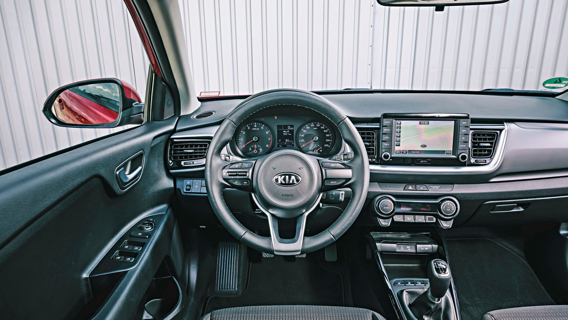 Kia Stonic 1.0 T-GDI - kokpit