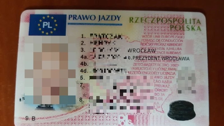 Kierowca posługiwał się podrobionym prawem jazdy.