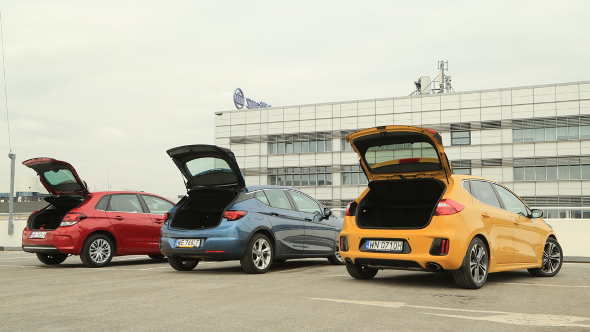 Citroën jest najbardziej pakowny po postawieniu oparcia kanapy, a po jego złożeniu najwięcej zmieści się w Kii