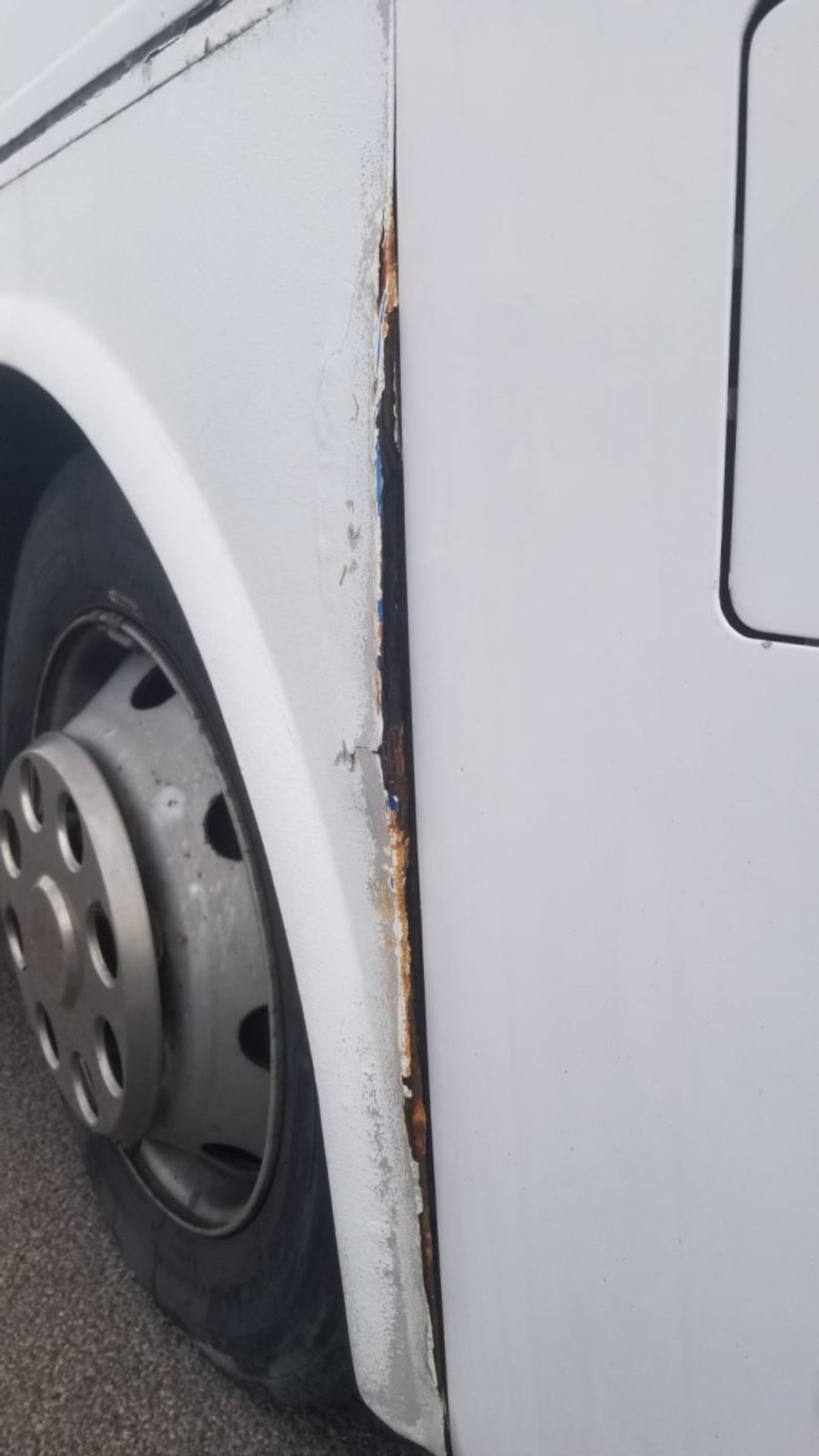 Autobus dla dzieci wyglądał jak wyciągnięty ze złomowiska