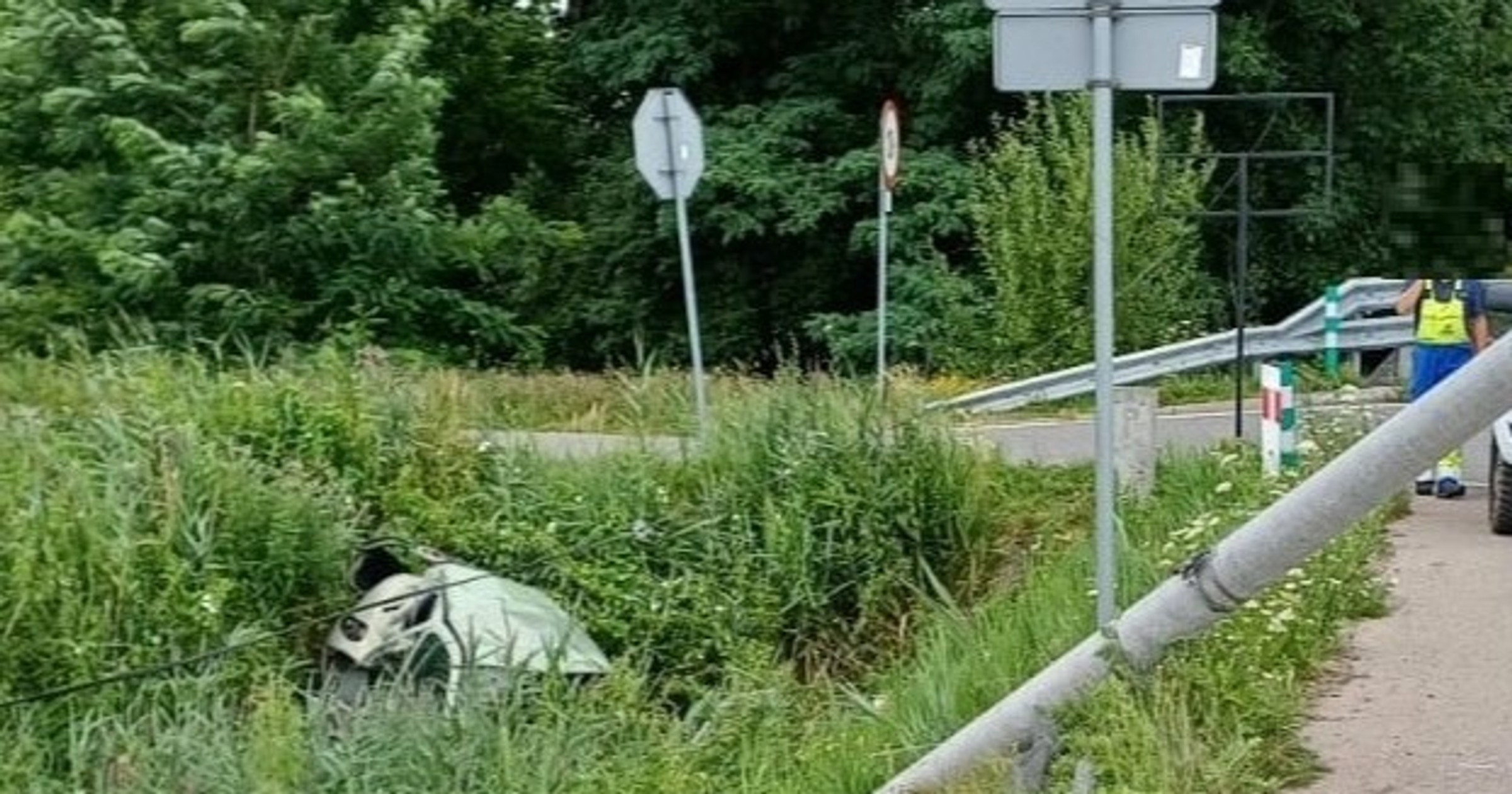 Ucieczka przed policją zakończona dachowaniem (Osiek; województwo małopolskie; lipiec 2024 r.)