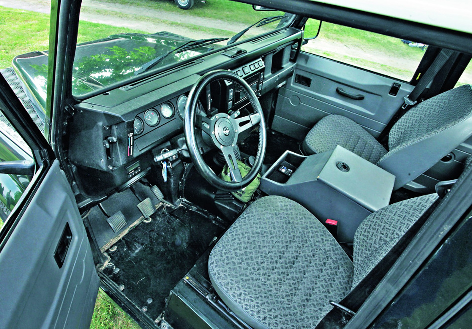 Land Rover Defender: jeśli tapicerka nie ma dziur, wyrwanej gąbki, a plastiki nie są popękane, to znaczy, że... auto jest po odbudowie.