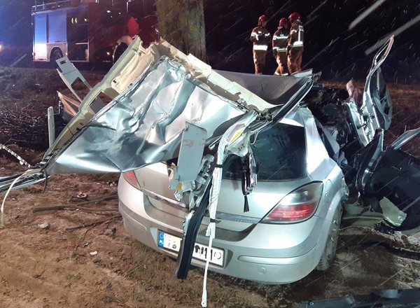 Uderzyli w drzewo, trzech z czterech nastolatków nie żyje. Okropny wypadek na Podlasiu