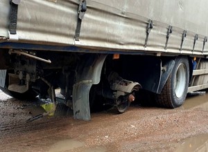 Jechał ciężarówką bez koła. To nie przeszkodziło w przewożeniu 10 ton drewna