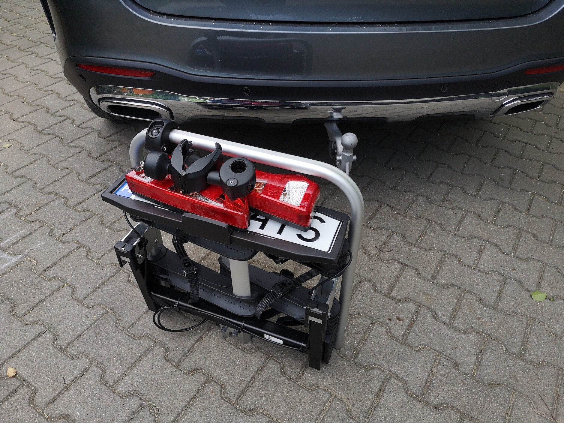 Bagażnik Uebler i21: po złożeniu ma takie wymiary, że w wielu autach zmieści się we wnęce na koło zapasowe. Można też zapakować go do torby i trzymać w szafie.