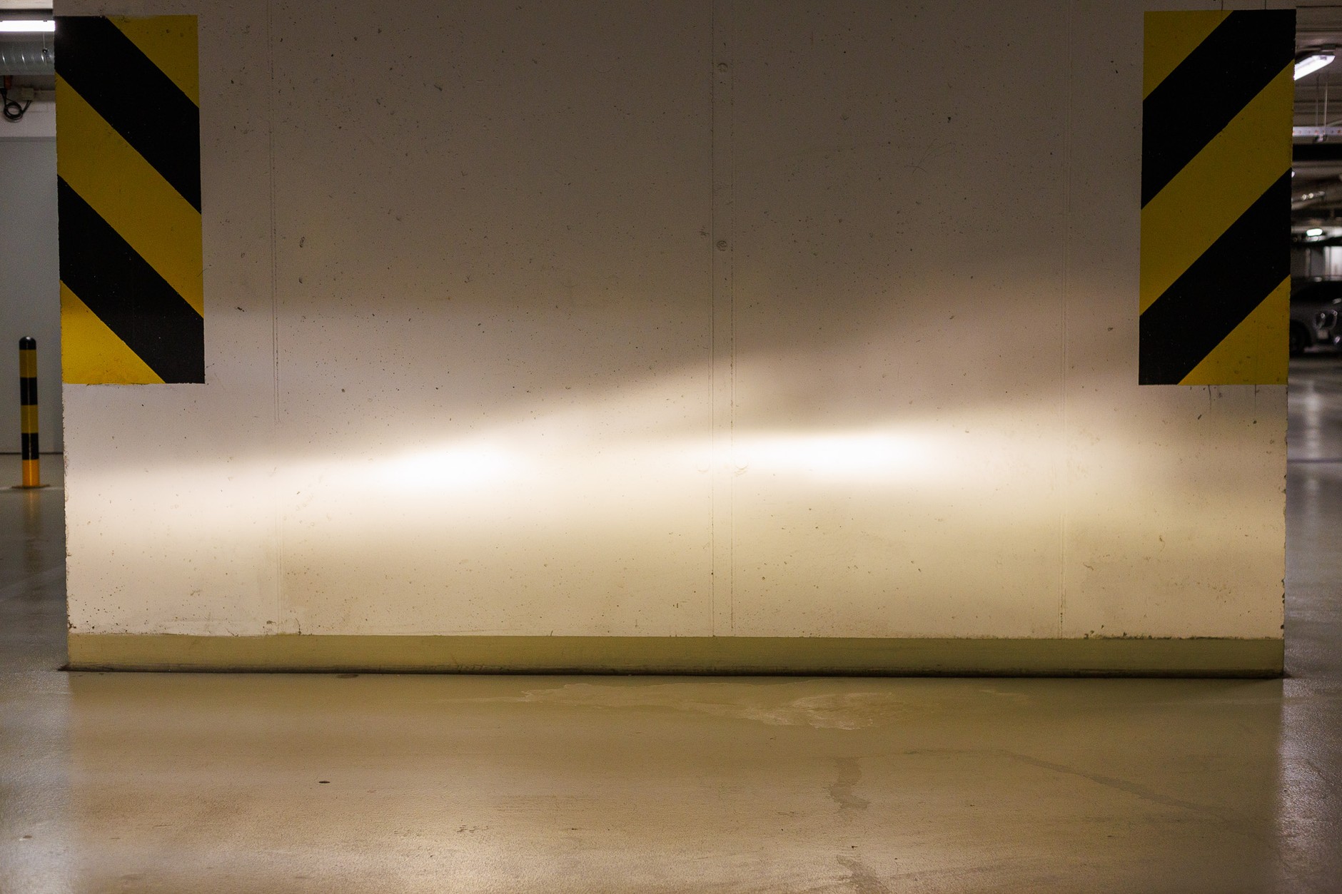 Retrofity LED o temperaturze barwowej 3500 K w obu reflektorach.