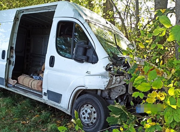 Holowali zepsutego Fiata i rozbili go na drzewie. Kierowca zapomniał o istotnej rzeczy