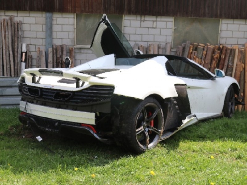 McLaren 650S Spider wbił się w stodołę