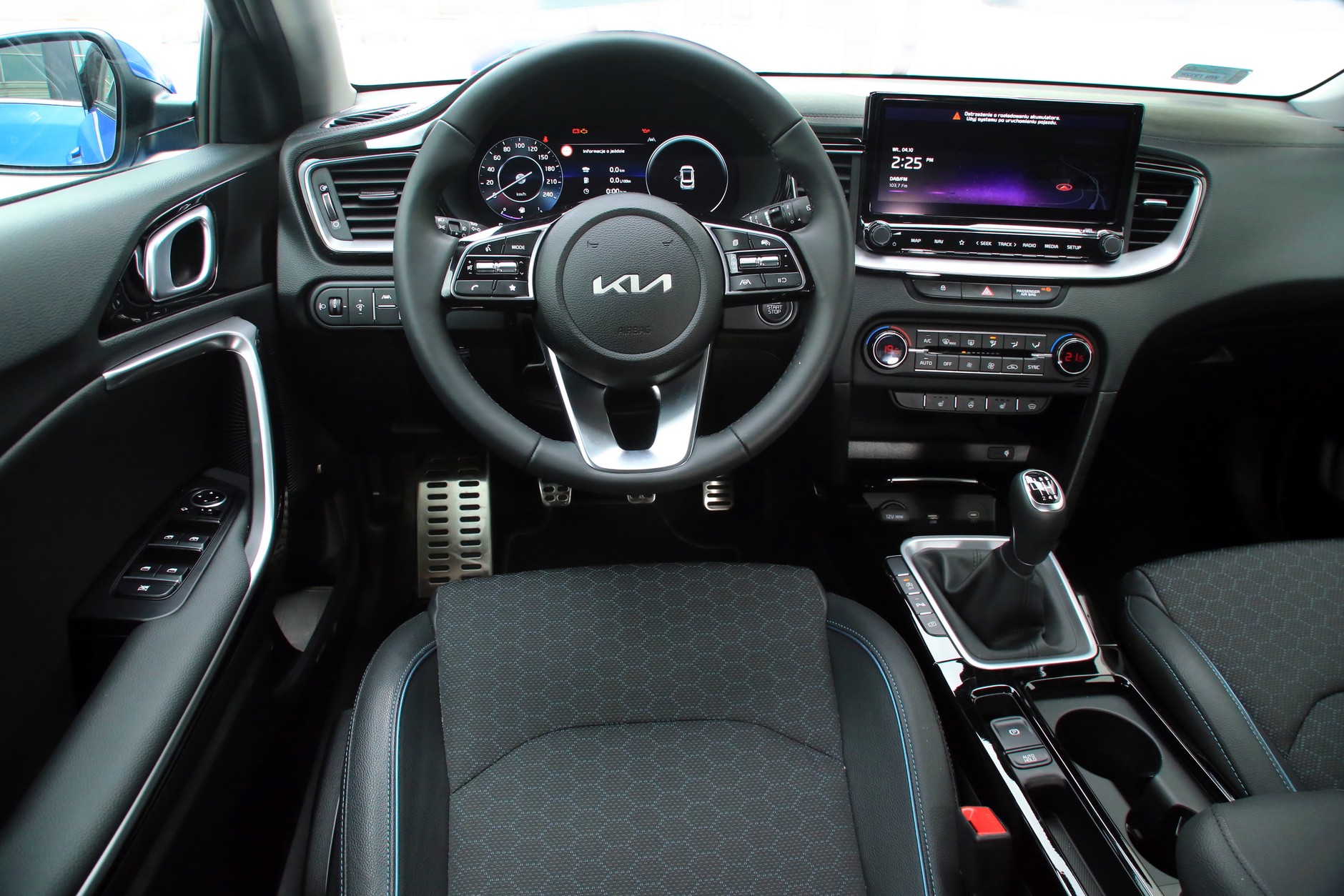 Deska rozdzielcza ma materiały o dobrej jakości i jest solidnie spasowana. Rozmieszczenie ekranów i przycisków ułatwia obsługę.