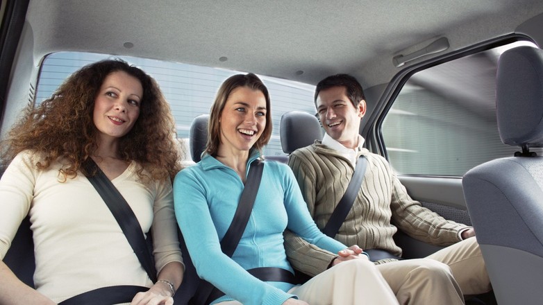 Z tyłu też warto zapinać pasy!