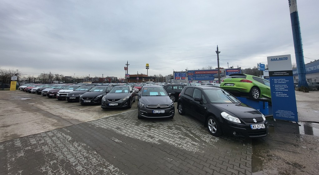 Jeden z placów firmy AAA Auto – zdjęcie ilustracyjne