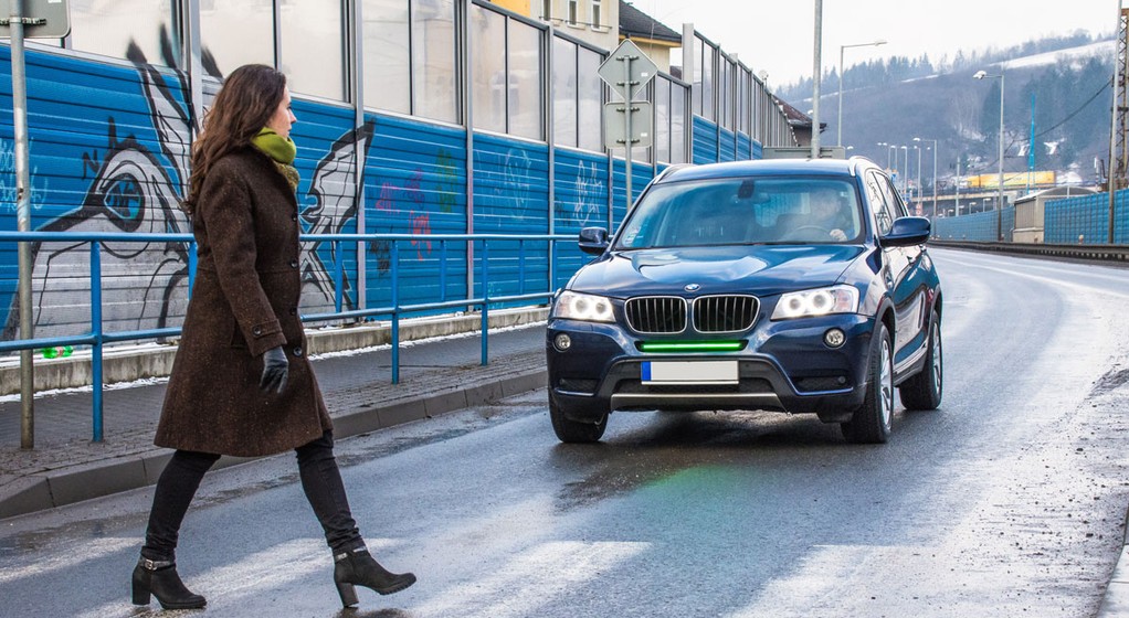 Dodatkowe zielone światło stopu montowane z przodu auta