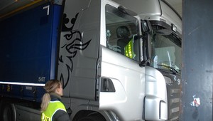 Nie kradli pojazdów, tylko naczepy. Policja odzyskała również znajdujacy się w nich towar