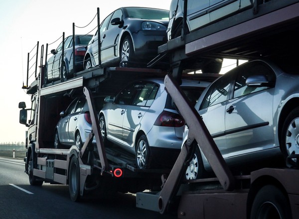 W pół roku prawie pół miliona używanych aut trafiło do Polski