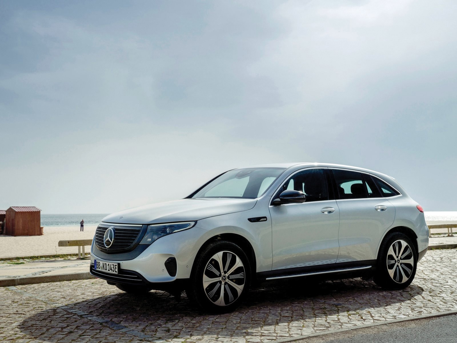 Mercedes EQC SUV dostępny jako 400 4Matic i 400 4Matic Sport (408 KM). Ceny od 315 900 zł