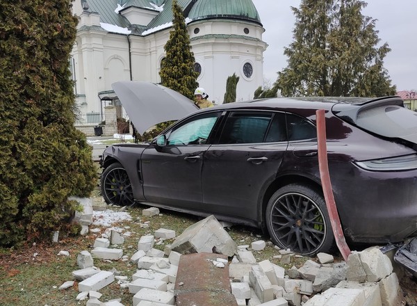 Spieszyli się Porsche do kościoła. Przebili się przez ogrodzenie plebanii