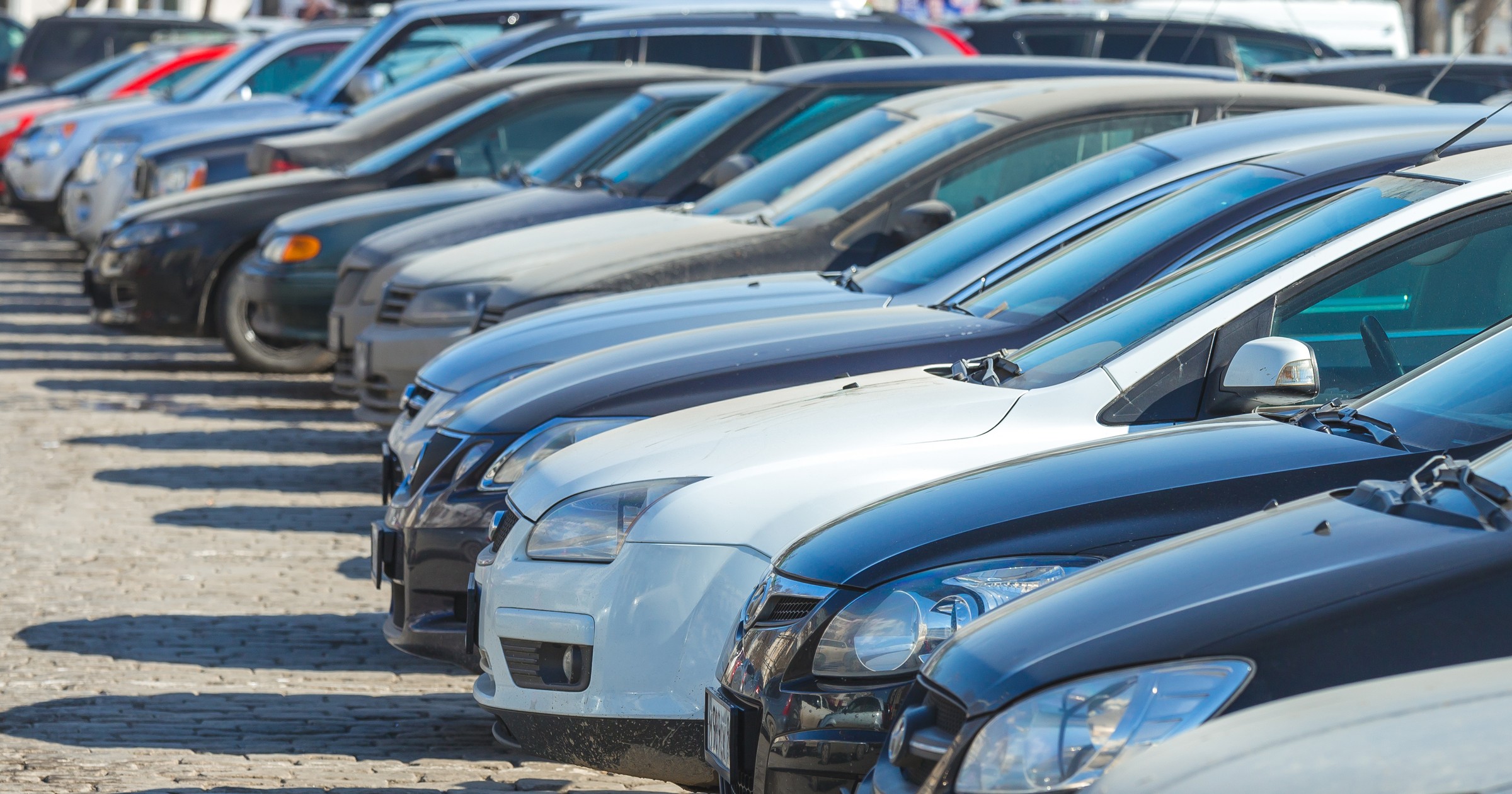 Większość aut ma na sobie lakier czarny, biały lub szary