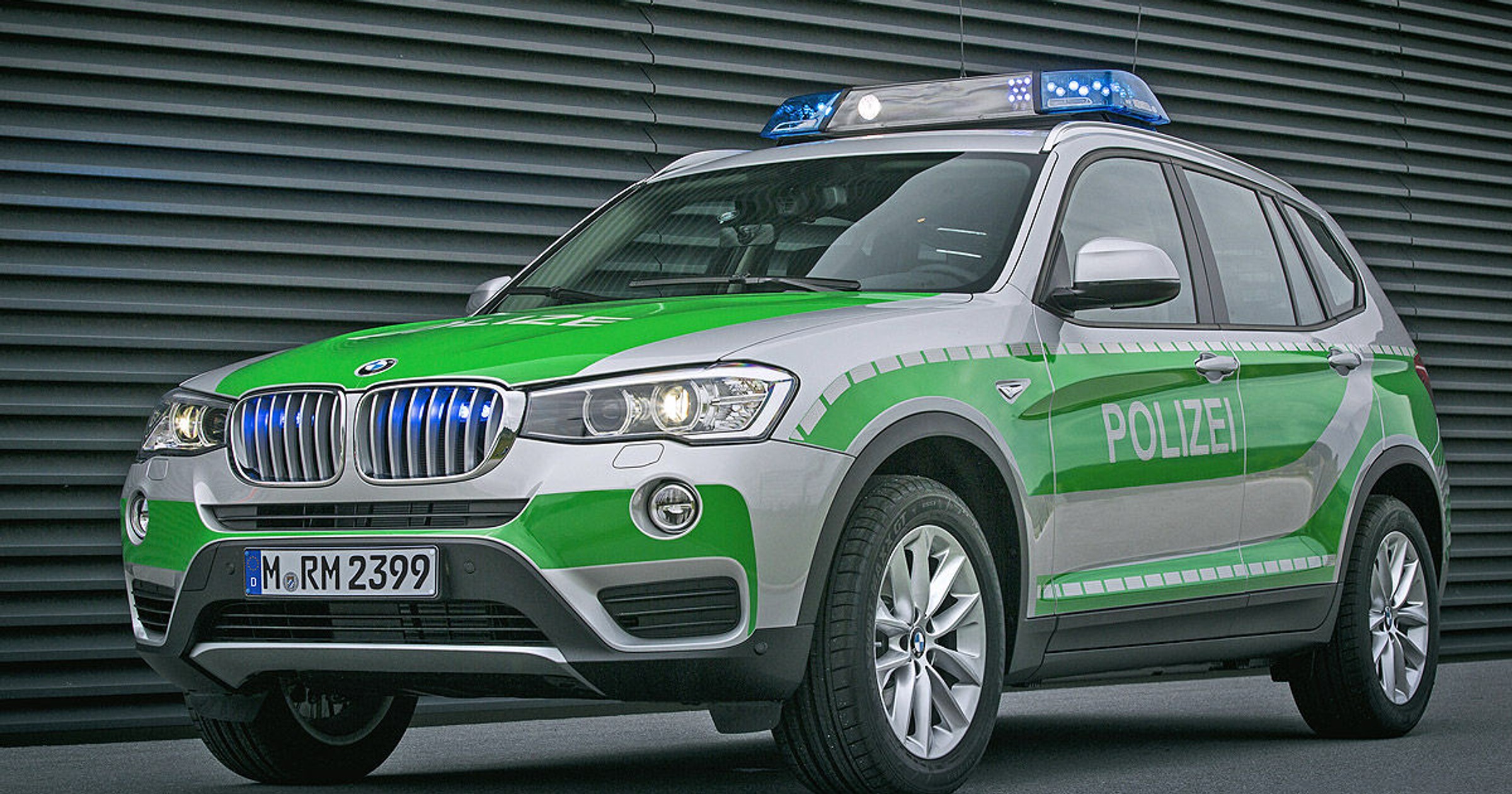 BWM-X3-Polizeiwagen-gruen-silber-1200x800-12797f93a755a431