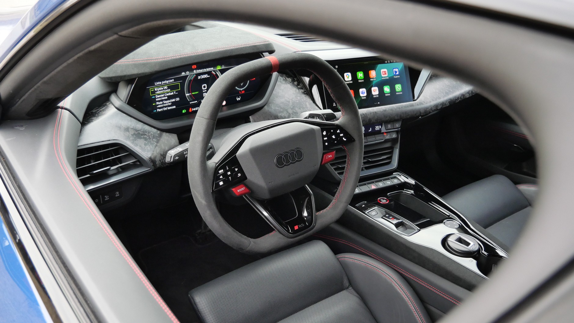 Wnętrze Audi RS e-tron GT jest i sportowe, i wygodne jednocześnie. Taki paradoks