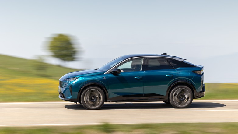 Peugeot E-3008 325 Dual Motor