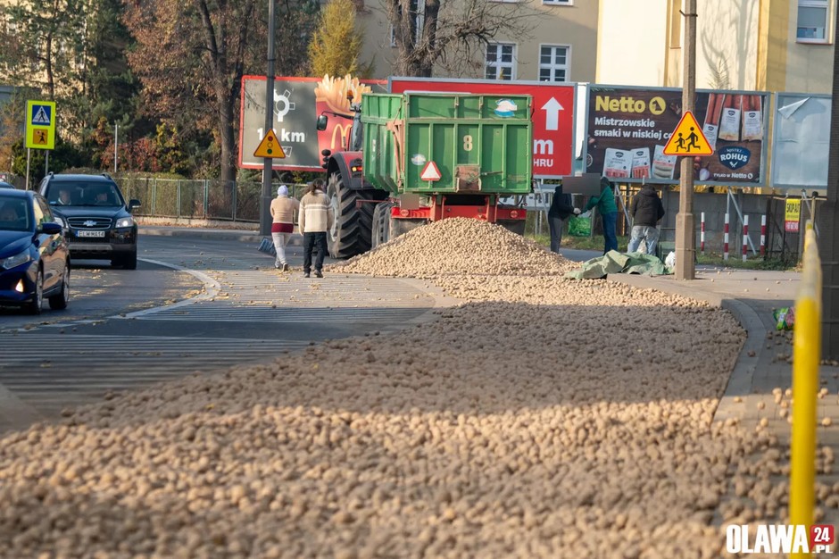 W Oławie na ulicę rozsypała się góra ziemniaków