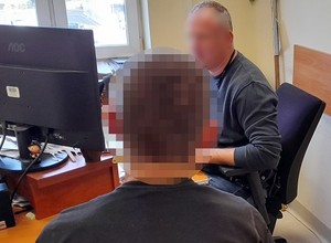 Policjanci zatrzymali kierowcę Skody. Miał zakaz i był poszukiwany