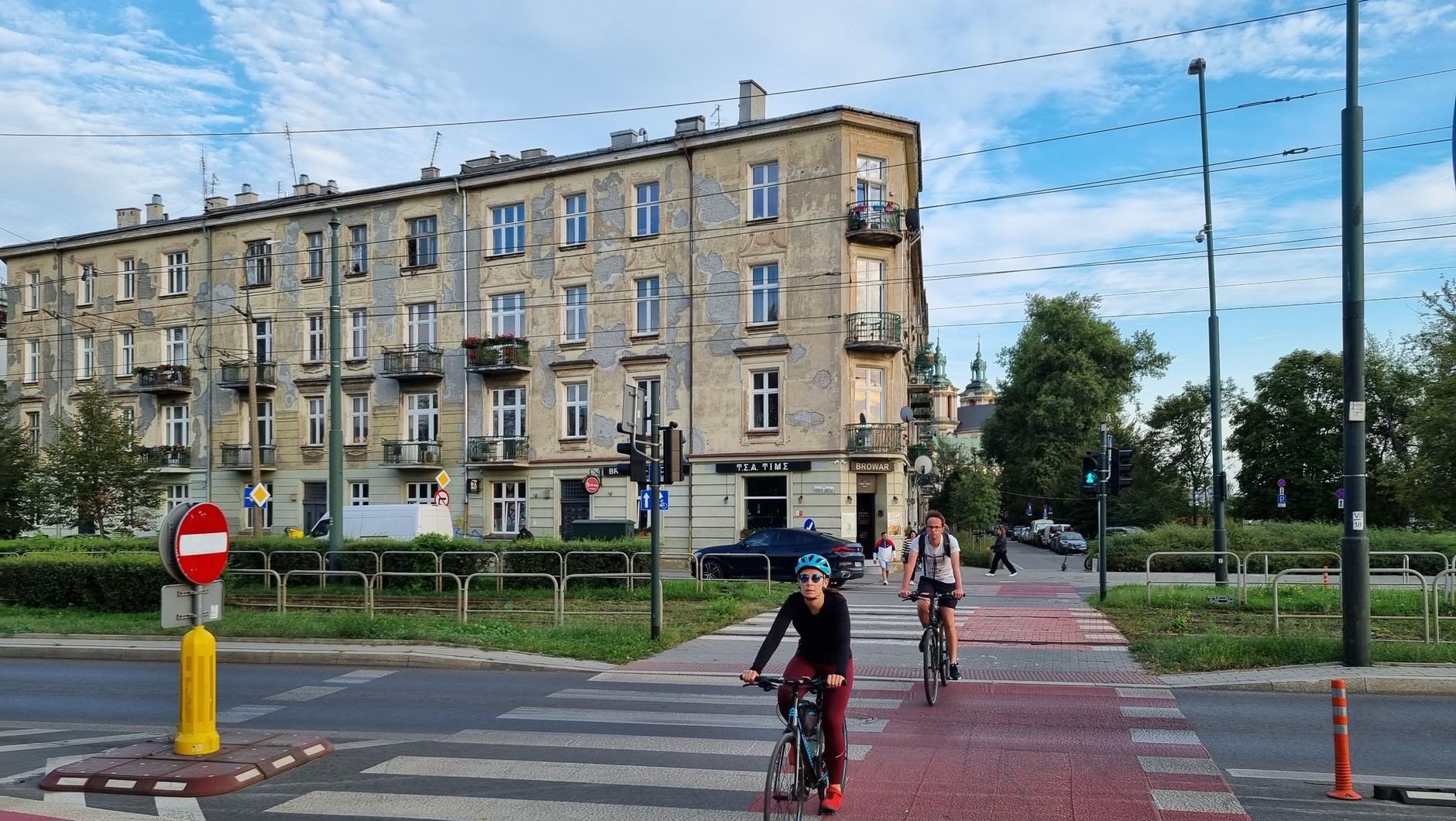 Rowerzyści na przejeździe rowerowym