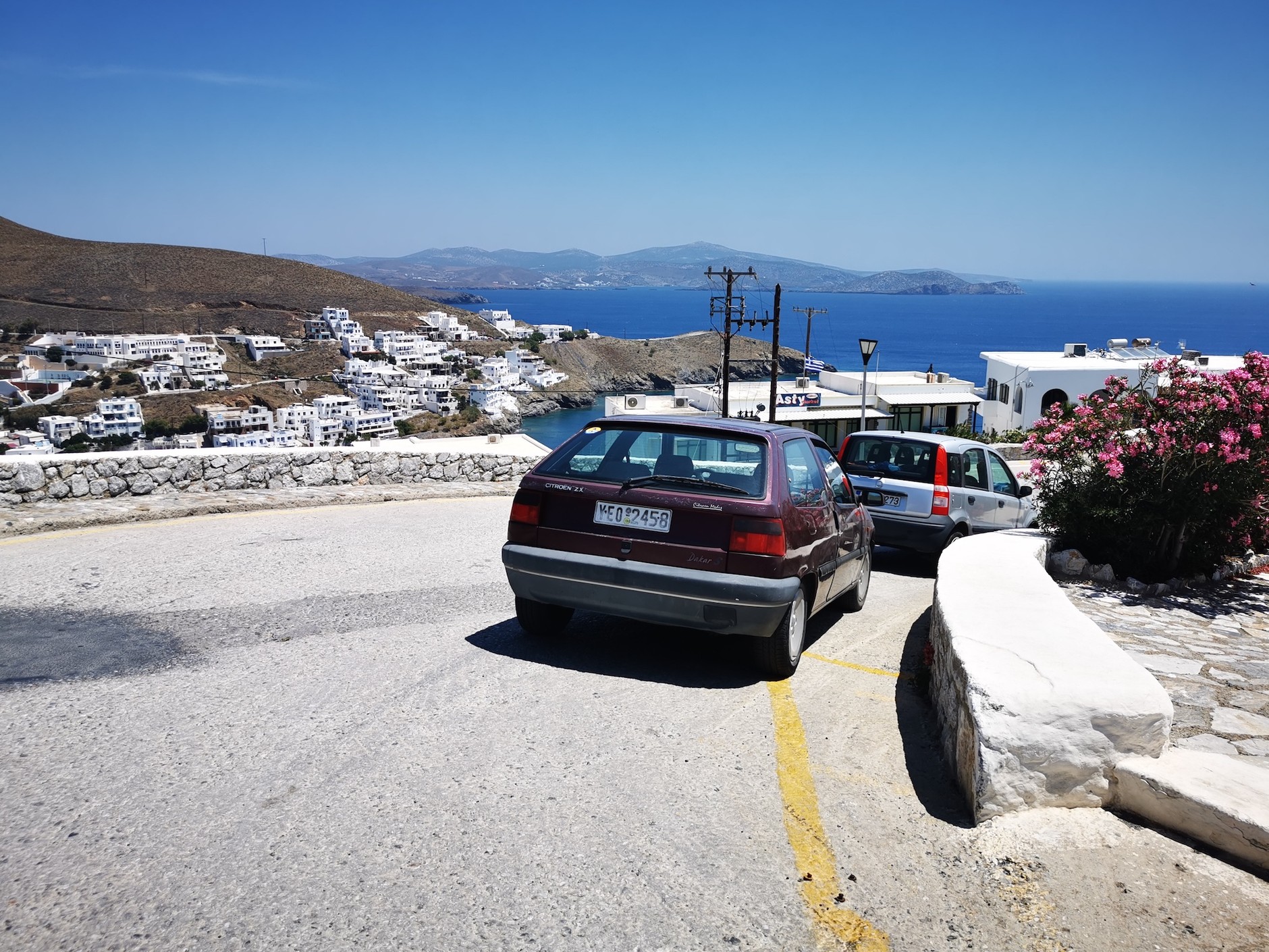 Astypalea: wiele tutejszych aut ma 20-30 lat i wciąż opiera się korozji. Nie ma tu prawdziwej zimy