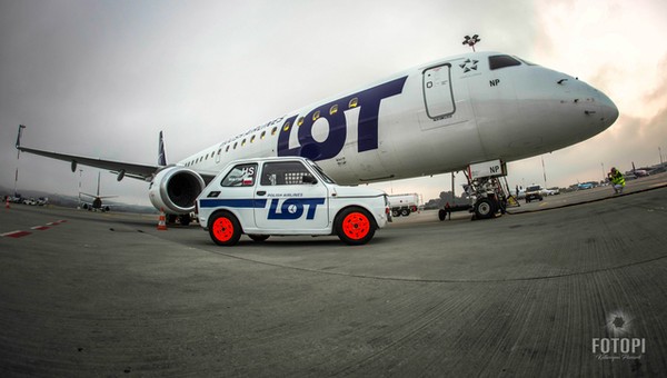 Nietypowy „Maluch” w nietypowej sesji na... lotnisku