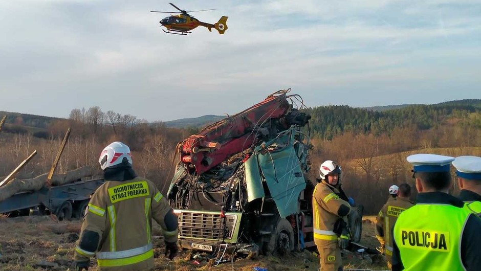 Ciężarówka z drewnem spadła ze skarpy na Podkarpaciu