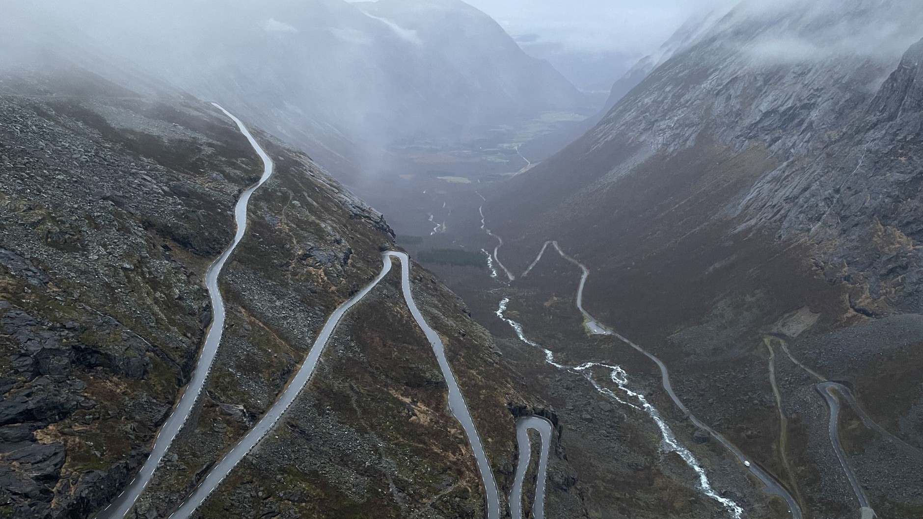 Zapierająca dech w piersiach norweska Droga Trolli
