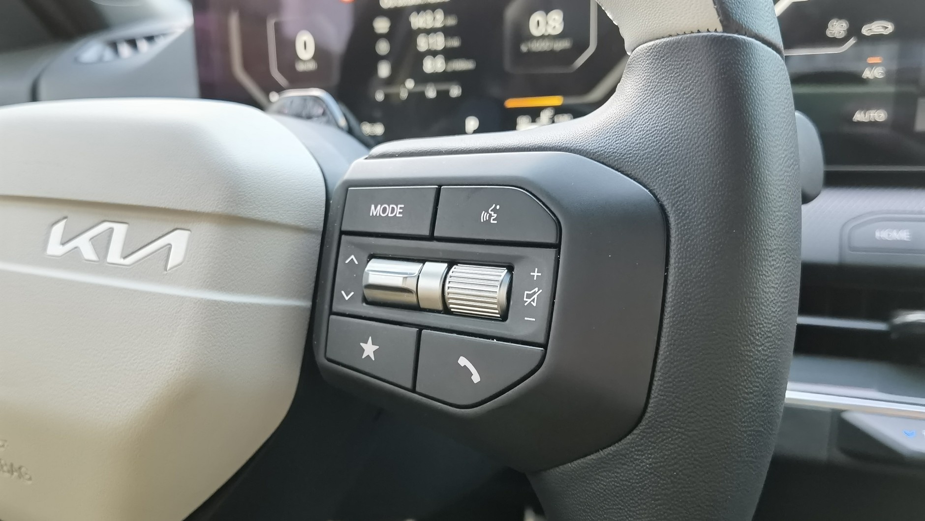 Przyciski na kierownicy. Poprzednia wersja Android Auto wykluczała ich użycie do sterowania multimediami