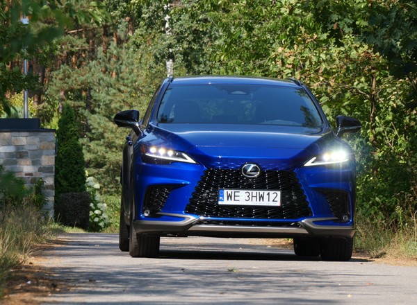 Sprawdziłem, co ma Lexus RX 450h+, czego nie mają inni. Warto przepłacić?