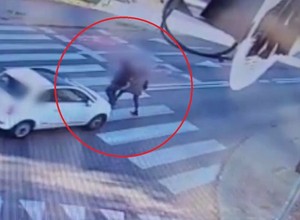 Kierowca Fiata potrącił dwie osoby. Nawet nie próbował ich ominąć [WIDEO]