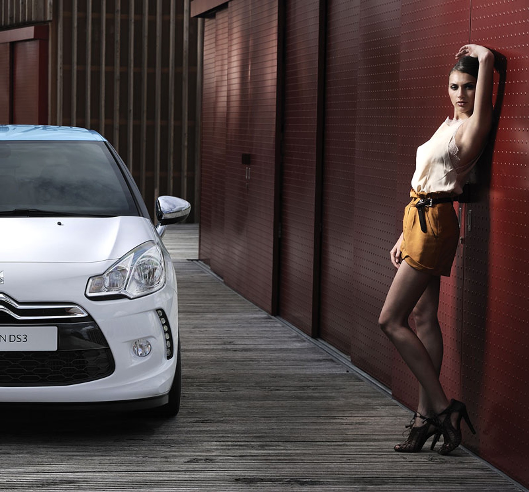 Dziewczyna i Citroen kuszą