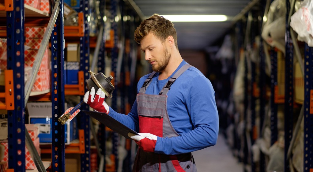 Pracownik w magazynie części zamiennych – zdjęcie ilustracyjne