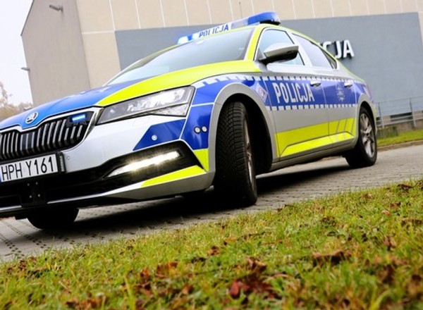 Kierowca opla uderzył w znak i próbował uciekać. Zatrzymał go policjant po służbie