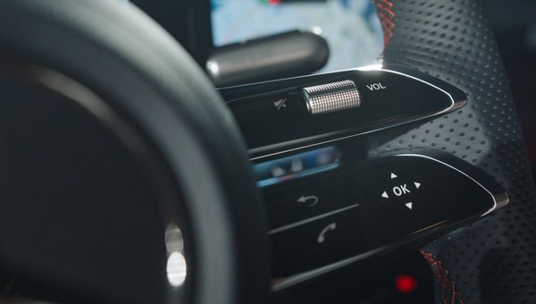 Mercedes porzuca sensory dotykowe i przeprasza się z przyciskami. Producent przyznaje, że czasem "są lepsze"