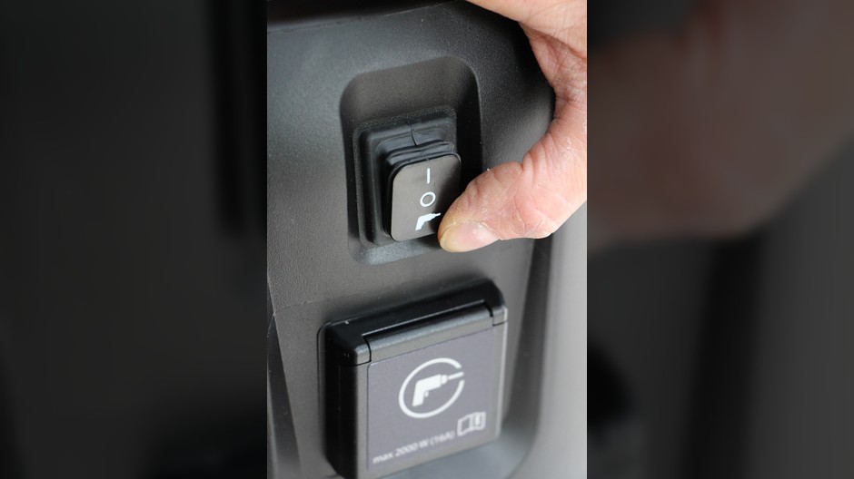 Odkurzacz przemysłowy może zasilać elektronarzędzia – wtedy wraz z elektronarzędziem włącza się i automatycznie wyłącza