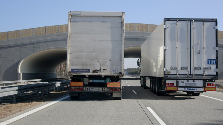 Kiedy zobaczysz dwa długo wyprzedzające się TIR-y, trzymaj się od nich z daleka, zanim manewr wyprzedzania nie zostanie zakończony.