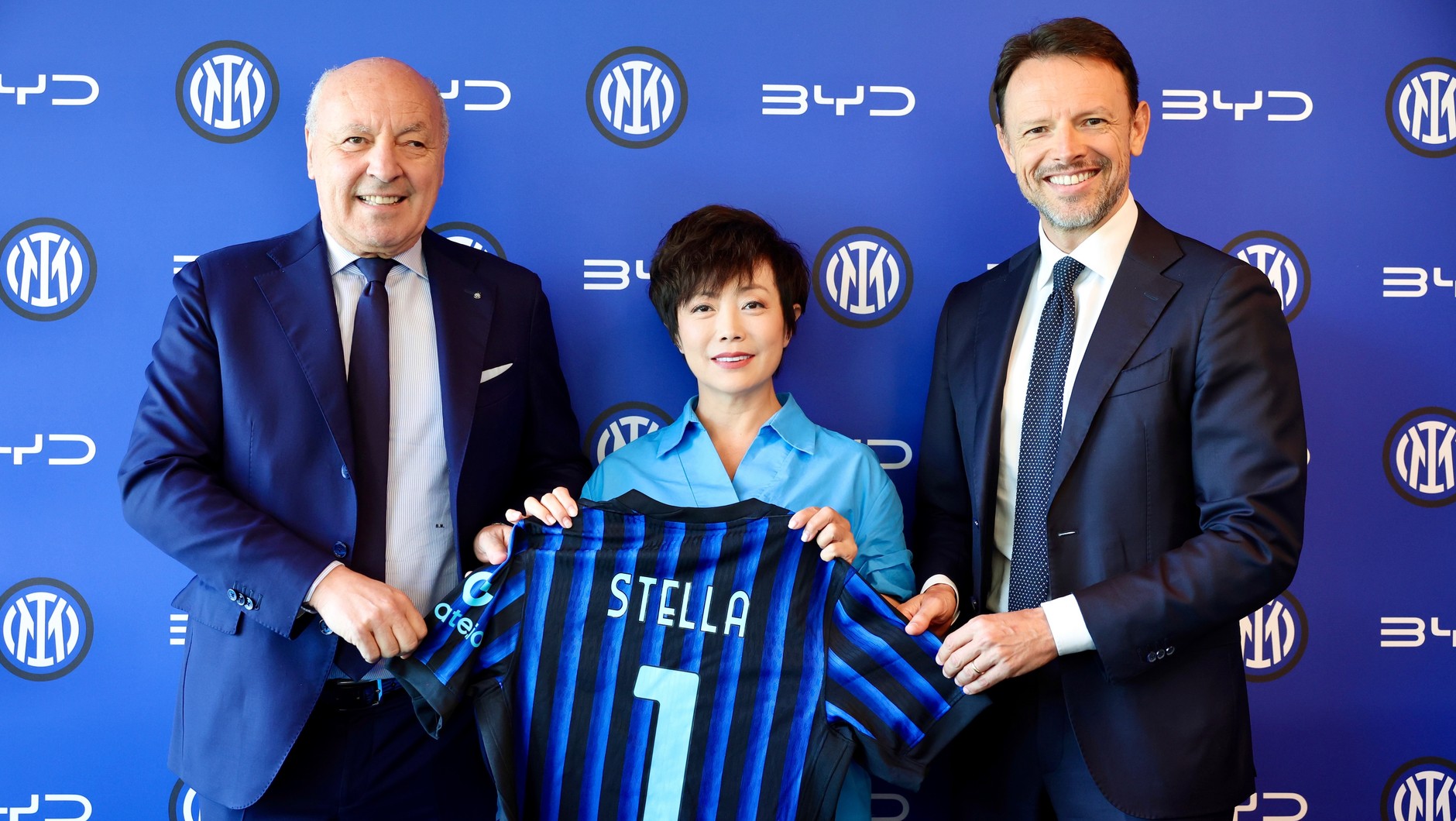 Od lewej: Giuseppe Marotta – prezes i dyrektor generalny FC Internazionale Milano; Stella Li – wiceprezes wykonawcza BYD; Giorgio Ricci – dyrektor ds. przychodów FC Internazionale Milano