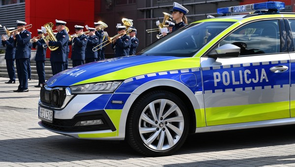 Policja pokazała radiowozy i motocykle z nowym oznakowaniem. Pierwsze za chwilę pojawią się na drogach