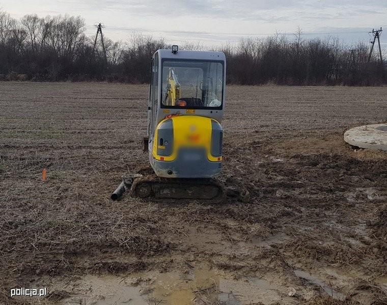 Policja odzyskała skradzioną koparkę i lawetę
