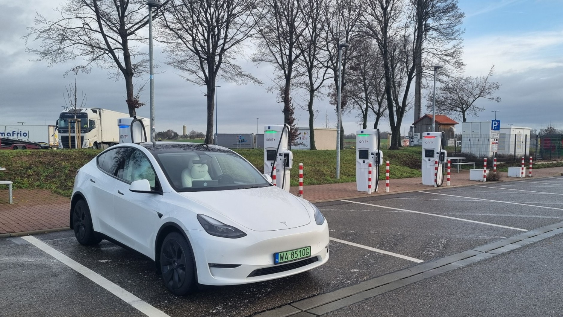 Im więcej stacji ładowania, tym łatwiej przejść na elektromobilność. W Polsce wciąż jest ich za mało!