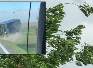 Jest nagranie z wypadku ciężarówki, którą wiatr zdmuchnął z drogi. Kierowca nie żyje [WIDEO]