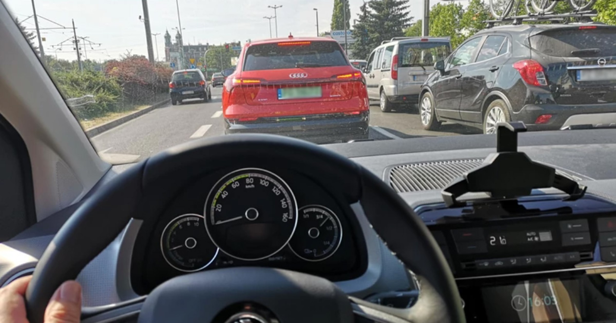 Czy w korku i na światłach warto wyłączać silnik, by zaoszczędzić?