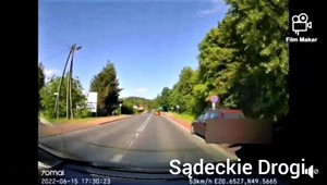 Gdy policjanci to zobaczyli, od razu podjęli czynności. Ten kierowca chyba oszalał! [Nagranie]